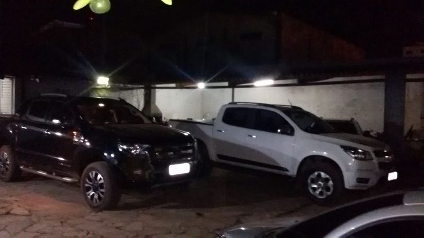 Suspeitos são presos e caminhonetes recuperadas pela Derf