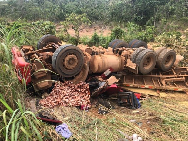 Casal morre preso às ferragens após carreta tombar na MT-235