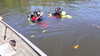 Bombeiros procuram por homem que caiu em rio após colisão de barcos 