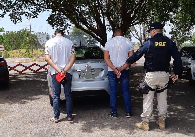 Dois são presos ao serem flagrados pela PRF com veículo roubado em SP