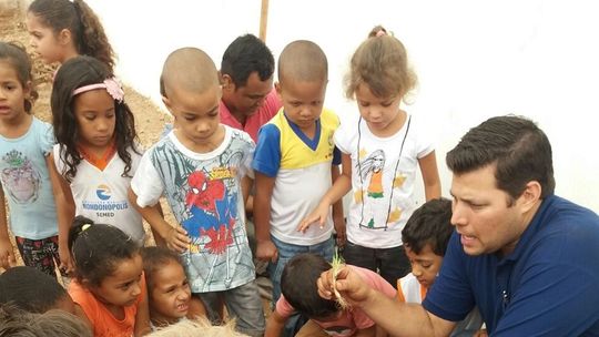 Alunos da rede municipal cultivam horta e enriquecem a merenda escolar