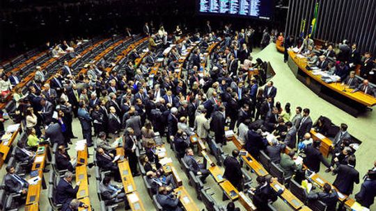 Câmara pretende votar meta fiscal e regularização tributária até quarta-feira
