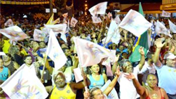 Público recorde marca comício de encerramento de Jaimão e Adão do Gás.