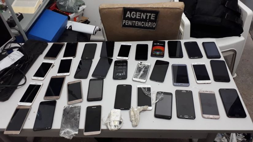 Agentes descobrem celulares em construção de calçada realizada por presos da PCE