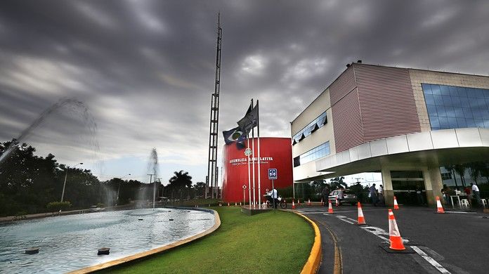 Lista de candidatos a disputa para cadeira no TCE tem quatro deputados, juiz e contador