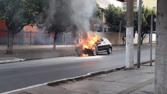 Motorista escapa ileso após carro pegar fogo em Cuiabá 