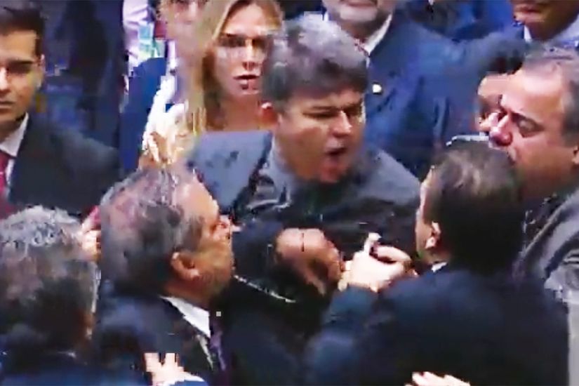 “Aqui não, vagabundo”: Medeiros promove confusão na Câmara