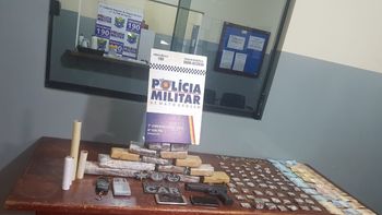 Denúncia leva a PM interceptar casal de traficantes durante distribuição de drogas 