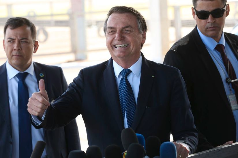 Bolsonaro vai conversar com Angela Merkel sobre combate às queimadas