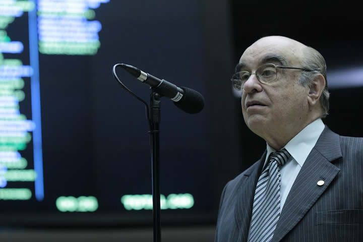 Relator mantém entrega de parecer sobre denúncia contra Temer para terça-feira