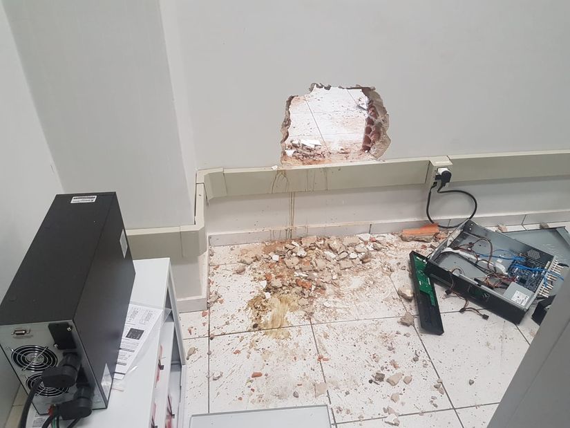 Ladrões invadem agência e abandonam ferramentas com a chegada da polícia