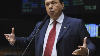 Bezerra é internado com insuficiência respiratória