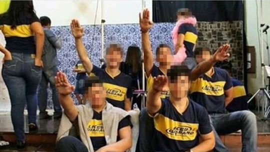 Alunos de Cuiabá posam fazendo gesto nazista