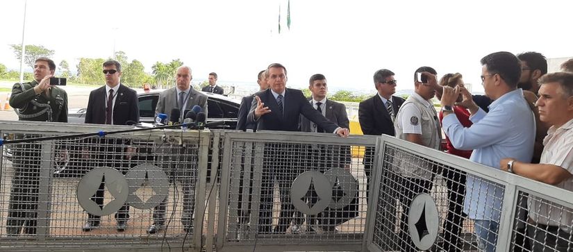 'Não estamos aumentando artificialmente o preço do dólar', diz Bolsonaro