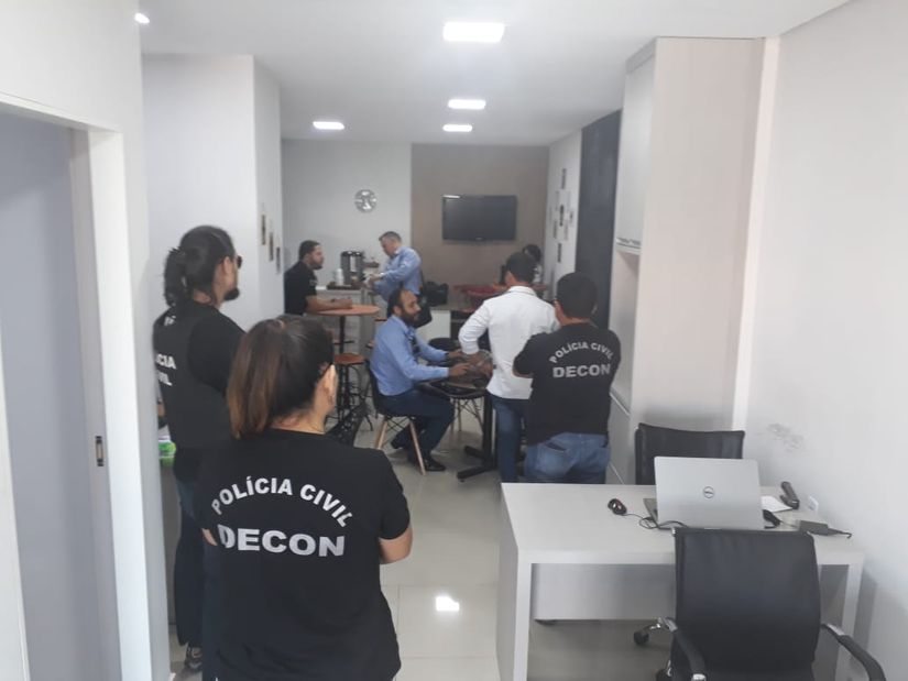 Corretor de imóveis que atuava irregularmente é conduzido em ação de fiscalização em imobiliária