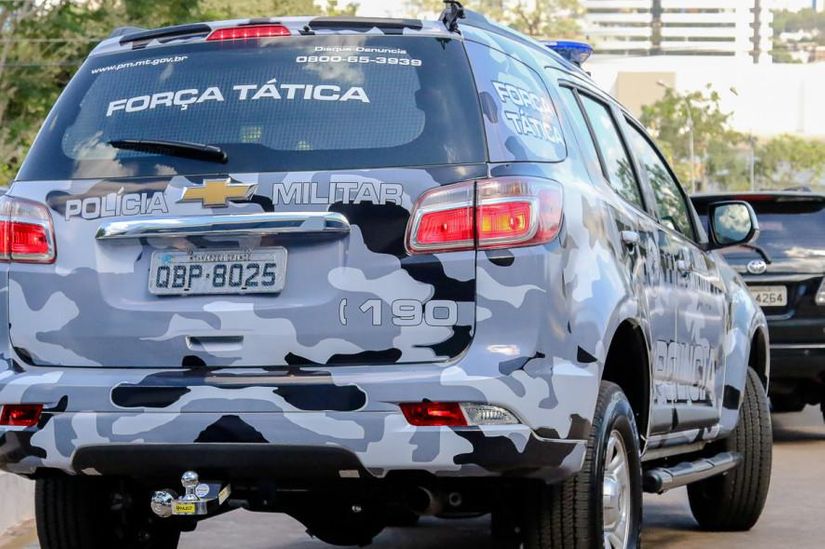 Força Tática flagra homem dando soco na cara da ex e prende homem em flagrante 