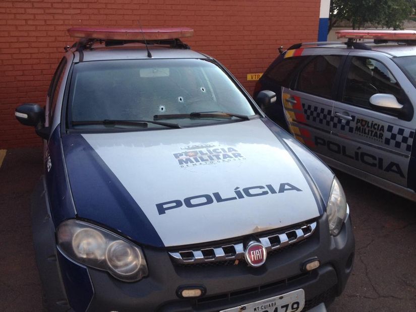 Viatura da PM é atingida por tiros durante fuga de suspeitos