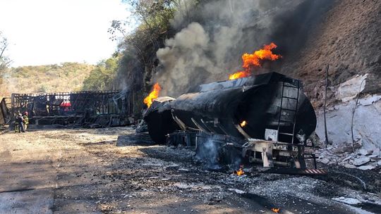 Batida entre carretas com combustível gera incêndio e interditam BR-364
