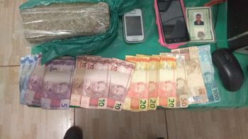 Dupla em moto é detida por tráfico drogas pela PM