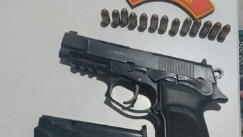 Homem é preso com pistola e munições ao tentar fugir de abordagem policial