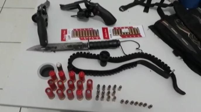 Acusado de homicídio e de tentativa é preso com armas e munições