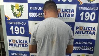 Homem espanca mulher na frente das filhas e acaba preso pela PM 