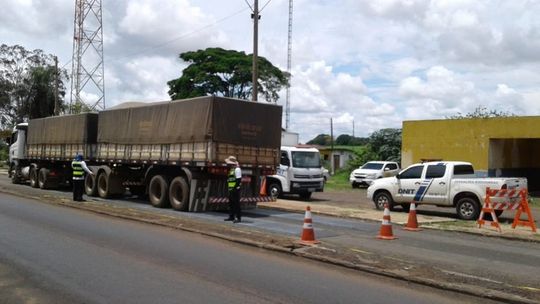 DNIT faz fiscalização para evitar caminhões com excesso de carga