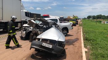 Motorista morre preso às ferragens em acidente entre Uno e Hilux na BR-364