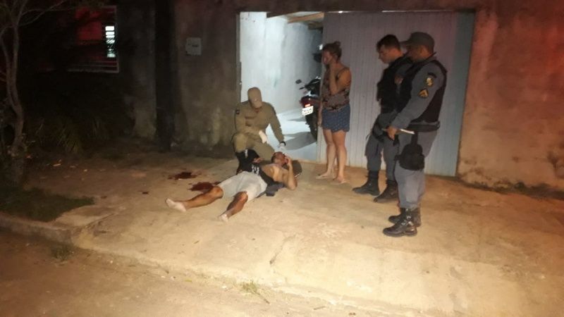 Homem é esfaqueado nas costas e ex-marido de atual namorada é suspeito 