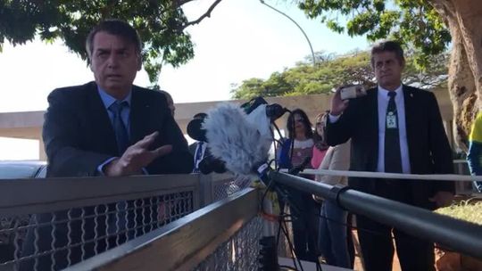 Bolsonaro diz que 'não pode existir' prisão para PM que algemar de 'forma irregular'