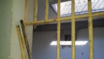 Agentes evitam fuga após presos serrarem grades de celas em penitenciária