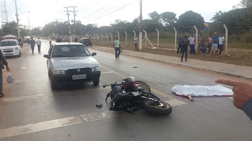 Motociclista morre ao bater em carro a caminho do trabalho em Cuiabá 