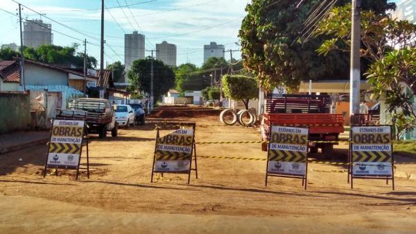 Fecha aqui, abre acolá. . . e a cidade vive esburacada