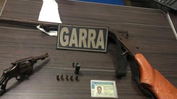 Suspeito de espancar companheira é flagrado com armas e munições