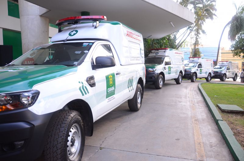 Prefeitura entrega 10 novas ambulâncias para as unidades de saúde da capital