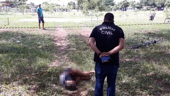 Corpo de homem morto a facadas é encontrado em terreno nos fundos de escola