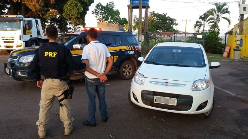 Homem é preso pela PRF com munições e carro roubado