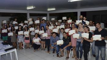 Thiago Silva entrega certificados a formandos da FUG na Vila Operária