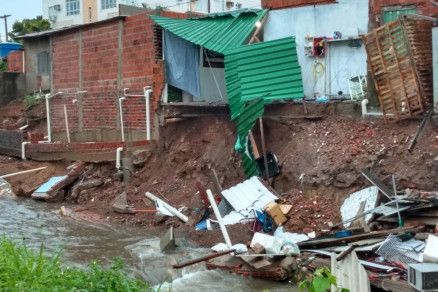 Forte chuva causa deslizamento de terra e destrói casas em Cuiabá 