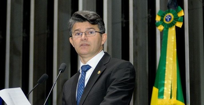 “O único radicalismo saudável é a democracia”, diz Medeiros em discurso
