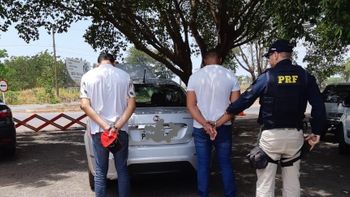Dois são presos ao serem flagrados pela PRF com veículo roubado em SP
