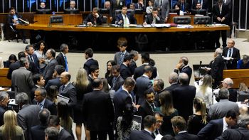 Câmara vota financiamento durante madrugada para tentar aplicar em 2018