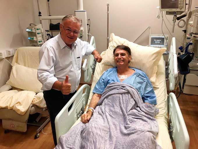 Eraí Maggi posa ao lado de Bolsonaro em hospital