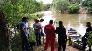 Bombeiros buscam por jovem que se afogou durante travessia de rio 