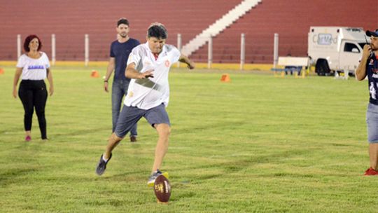 De folga, Medeiros mostra habilidade de atleta em partida de futebol americano