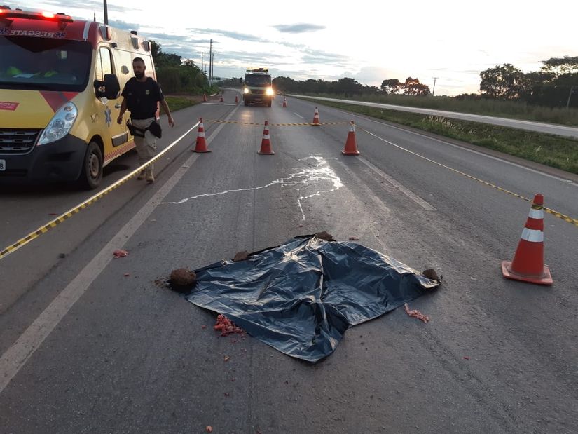 Mulher é atropelada e tem corpo esmagado por carreta na BR-364; motorista foge