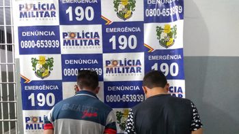 Dois são presos após efetuar disparos em frente de conveniência