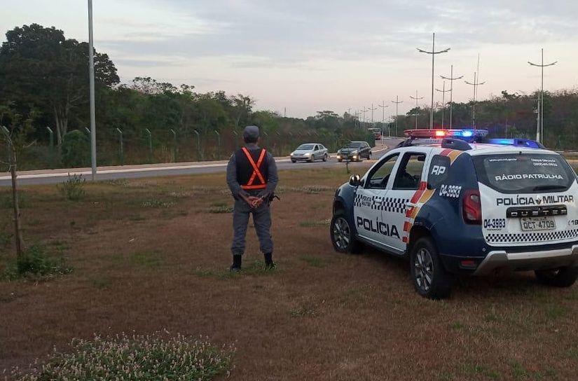 Homem é preso por alertar condutores sobre blitz da PM