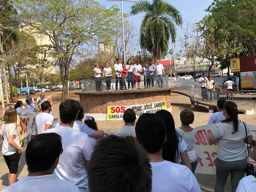 Manifestação é realizada na Praça Brasil em prol da Santa Casa