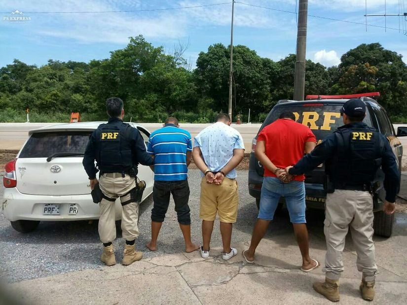 PRF prende três e recupera dois veículos roubados que seriam levados para a Bolívia